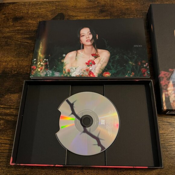 BLACKPINK: JISOO 1ST SINGLE ALBUM - ME - Picture 3 of 5